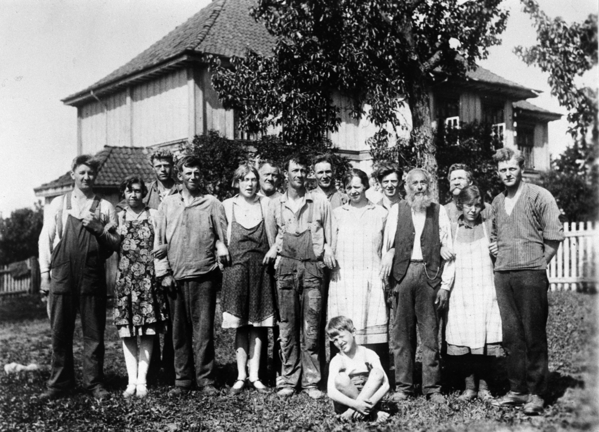 Anno Domkirkeodden, EKSTERIØR: GARDSBRUK, REKSTAD GÅRD, HOVEDBYGNING I BAKGRUNNEN, GRUPPE: 15, ARBEIDSTOKKEN, I FORGRUNNEN GUTTEN: JOHAN PAULSEN