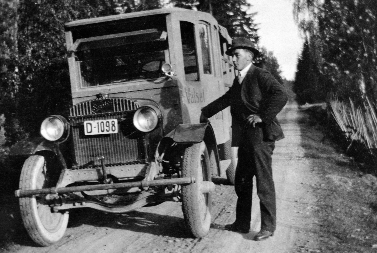 Anno Domkirkeodden, VALLSET TRANSPORT, SERVICE LASTEBIL, D-1098, OSKAR SKAARAASSE OGSÅ 417-2488. NORSK LASTEVBILLEKSIKON AV ASBJØRN ROLLSETH UTGITT 2007, S. 165
