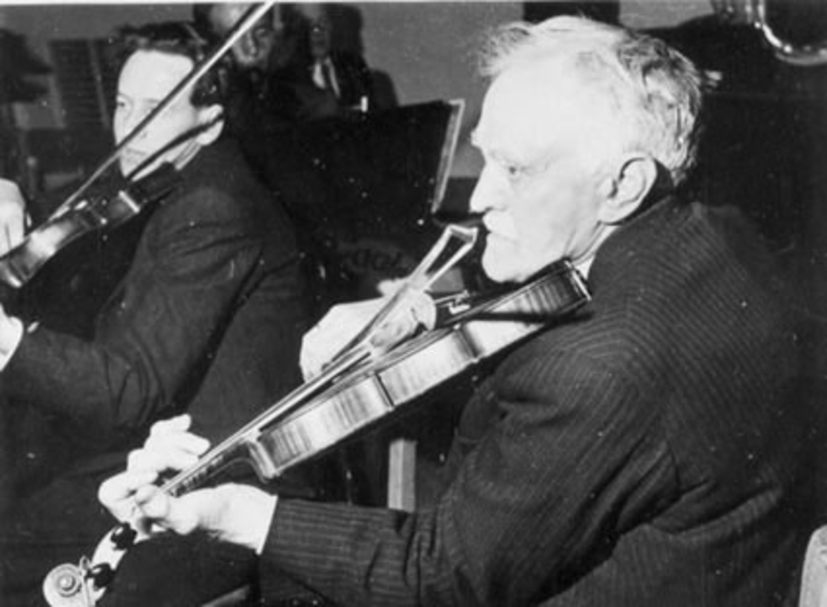 Anno Domkirkeodden, GRUPPE: 2 MUSIKERE, VALLSET SALONGORKESTER, TIL HØYRE: OLE EVENRUDBAKKEN MED FIOLIN, FØDT: 1873-DØD 1964, BYGDESPILLEMANN, ELEV AV ANDERS SØRENSEN