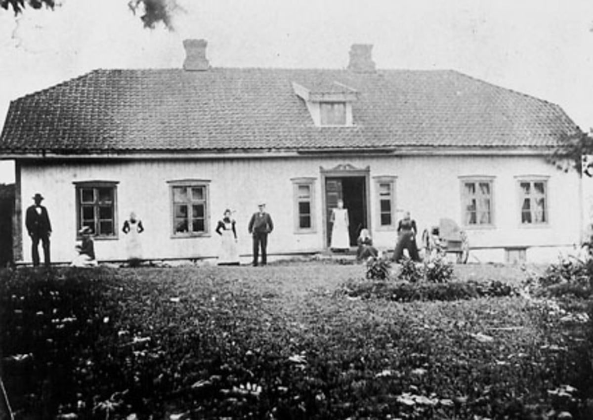 Anno Domkirkeodden, EKSTERIØR: GARDSBRUK, HOVEDBYGNINGEN, VEN, FOLK FORAN, VEN,