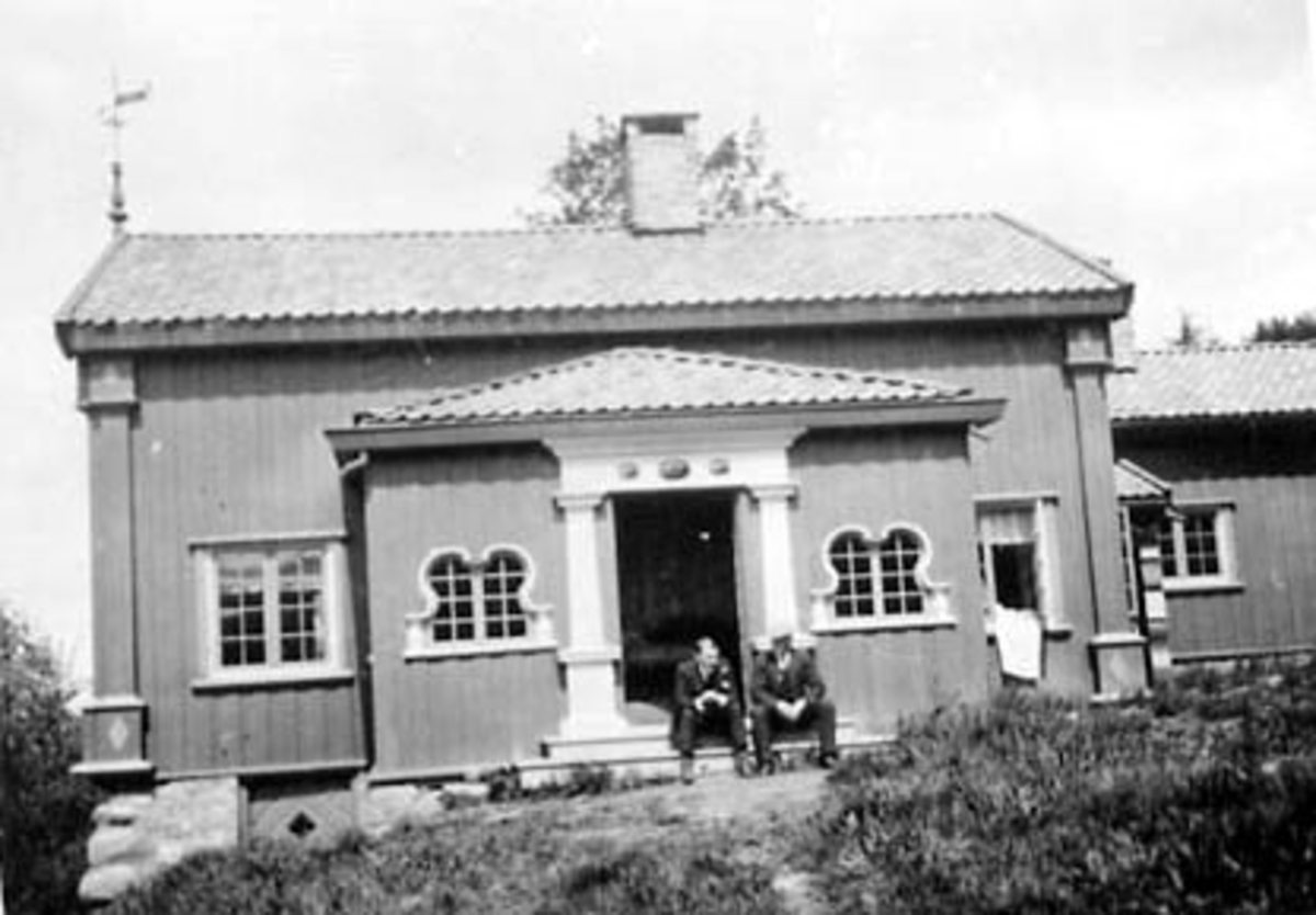 Anno Domkirkeodden, EKSTERIØR: LABBEN, ESPA, GRUPPE: 2 MANN PÅ TRAPPA