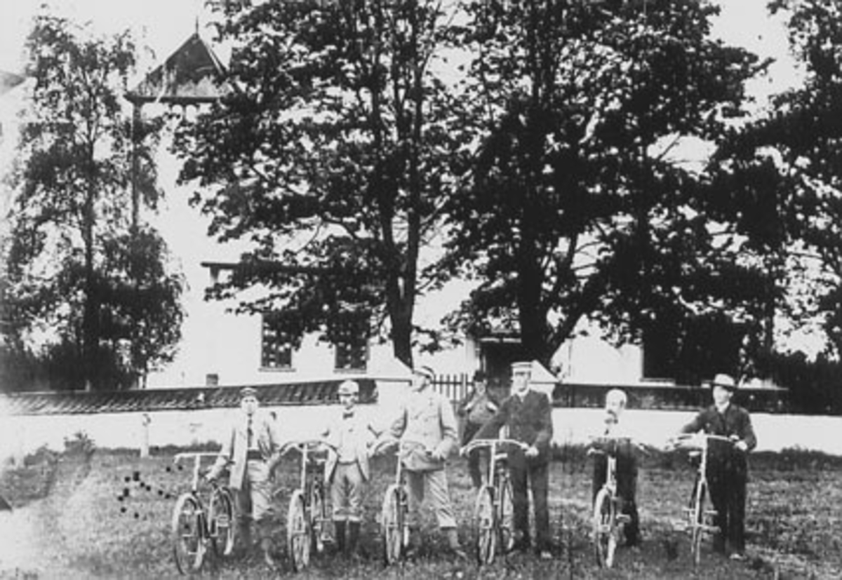 Anno Domkirkeodden, EKSTERIØR: OTTESTAD KIRKE, GRUPPE: 7, 6 MENN MED SYKLER, I BAKGRUNNEN. : DIDRIK O. HVERVEN, FRA VENSTRE: NILS O. RINGNES, JØRGEN I. KOLLOEN, DIDRIK B. ARSTAD, OLAF B. ARSTAD, CARL BRAMBANI,