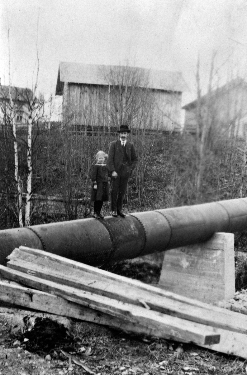Anno Domkirkeodden, RØRGATE TIL FOSSELVEN II, KRAFTSTASJON, GRUPPE: 2, OLAF FALLBAKKEN MED DATTEREN JENNY, VALLSET, SE BOKA FOLK OG KRAFT STANGE ENERGI 1916-2006 S. 22