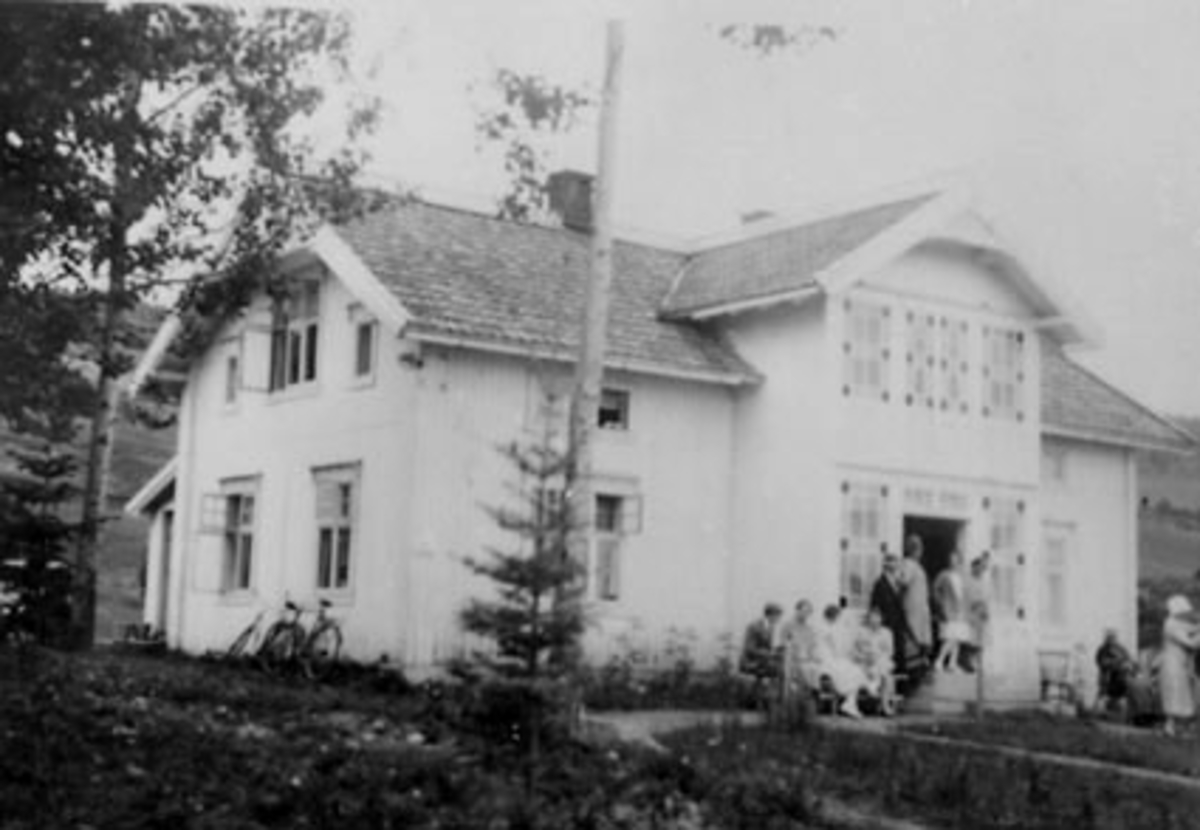 Anno Domkirkeodden, EKSTERIØR: SOLE PENSJONAT, FOLK FORAN INNGANGEN, GATA, VALLSET,