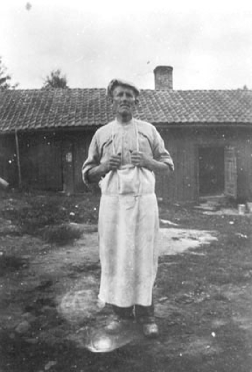 Anno Domkirkeodden, BAKER ØSTVANG MED FORKLE FORAN DET GAMLE BAKERIET, GATA, VALLSET,