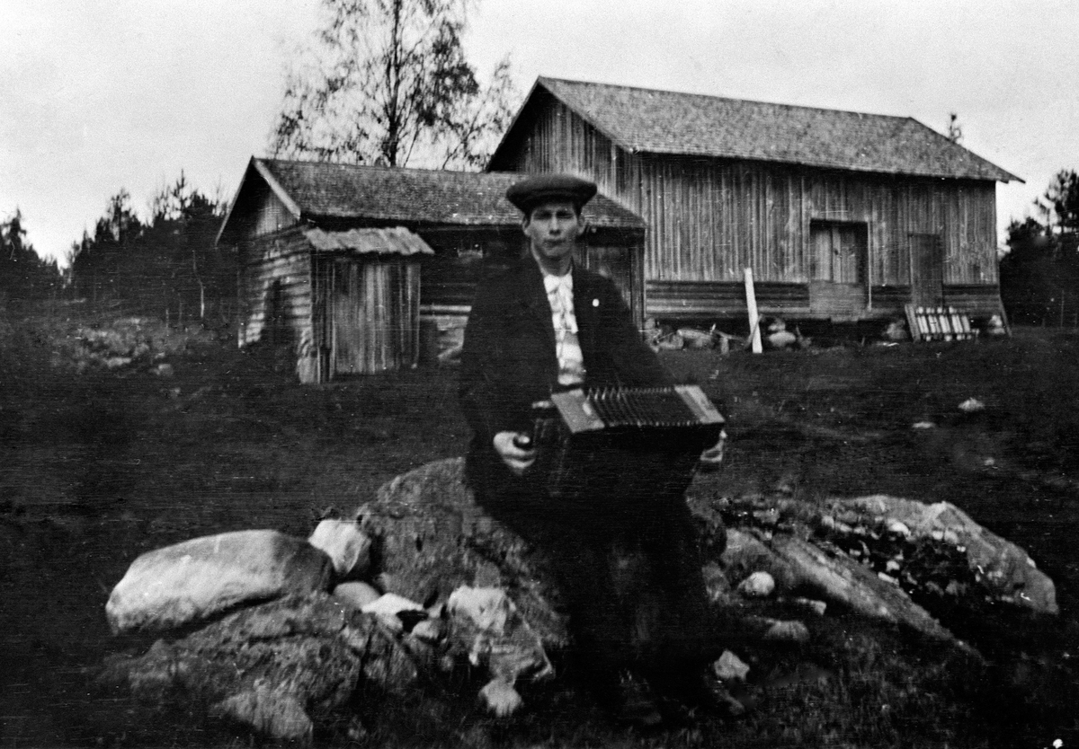 Anno Domkirkeodden, SIGVART DILLERUDSTUEN, SPILLER TORADER TREKKSPILL, DILLERUDSTUEN, ÅSBYGDA, MUSIKK