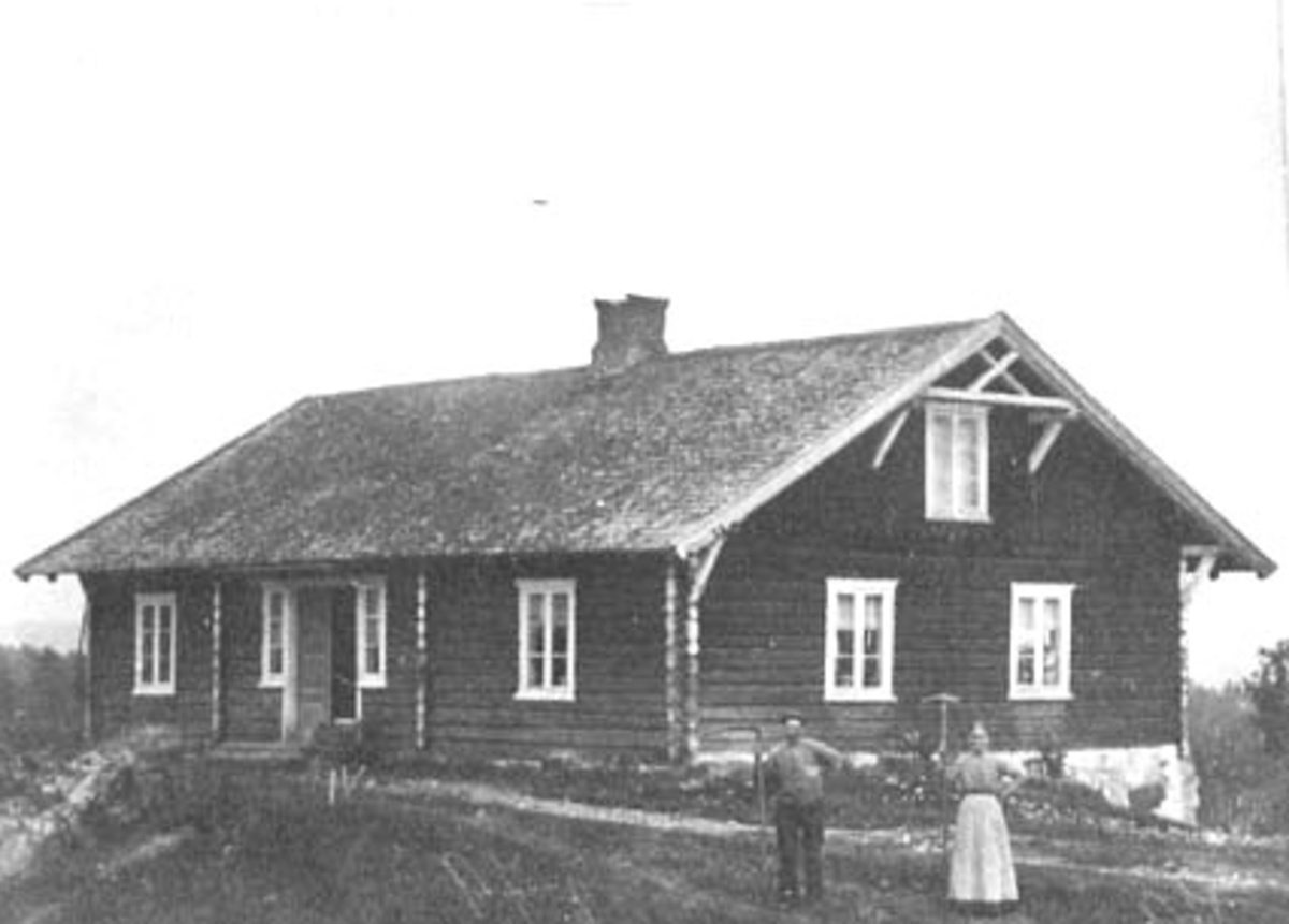Anno Domkirkeodden, VOLUNGEN ØVRE, FORAN HUSET: MARTIN LØKEN, MARIE LØKEN, VALLSET,