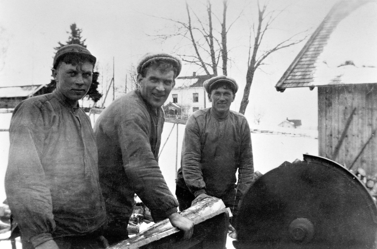 Anno Domkirkeodden, VEDKAPPING MED MOTORSAG, MARTINUS KILDALEN, MARIUS LØKEN, HELMER KILDALEN, ENGLI, VALLSET