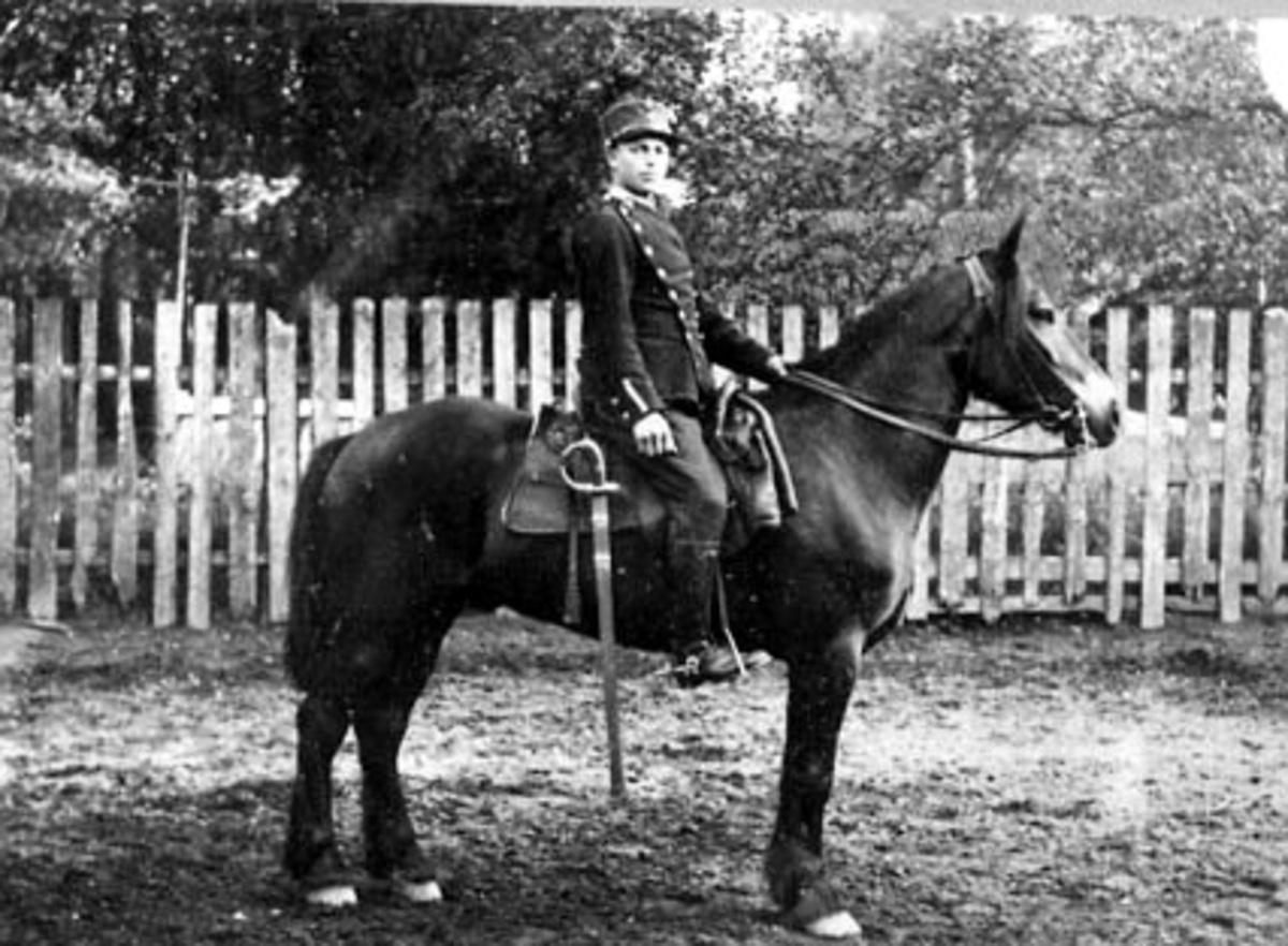 Anno Domkirkeodden, PORTRETT: OSKAR SKÅRÅSBERGET TIL HEST I UNIFORM, SOLDAT, GARDERMOEN, SKÅRÅSBERGET, VALLSET,