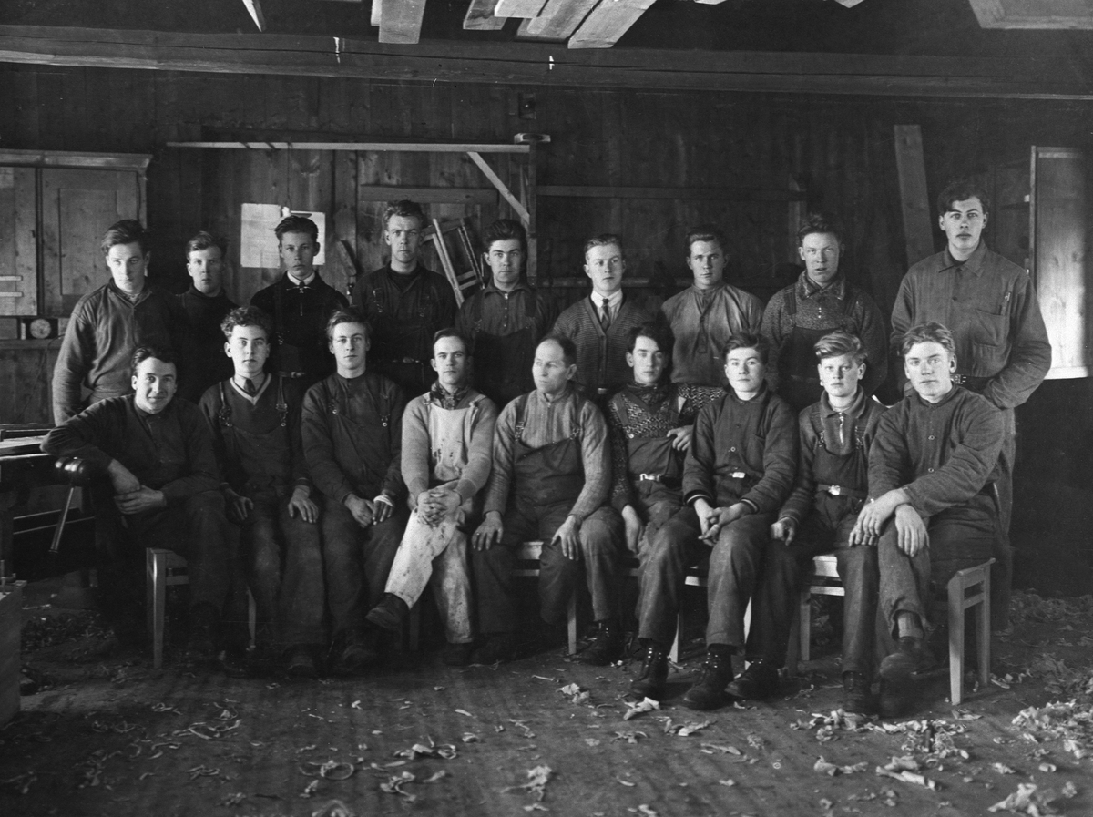 Anno Domkirkeodden, GRUPPE: 18 ELEVER, SNEKKERSKOLEN, STANGE, SITTENDE FRA VENSTRE: MAGNUS RIPSRUD, KRISTIAN VOLD, OTTAR MYHRE, UKJENTE OG NR. 7: HELGE JONSTAD. BAKERSTE REKKE NR. 2 F. V. NILS THOROLF HAGEN OG NR. 9 IVAR HAGEN. SNEKKERSKOLEN LÅ I DEN GAMLE BRANNSTASJONEN.
