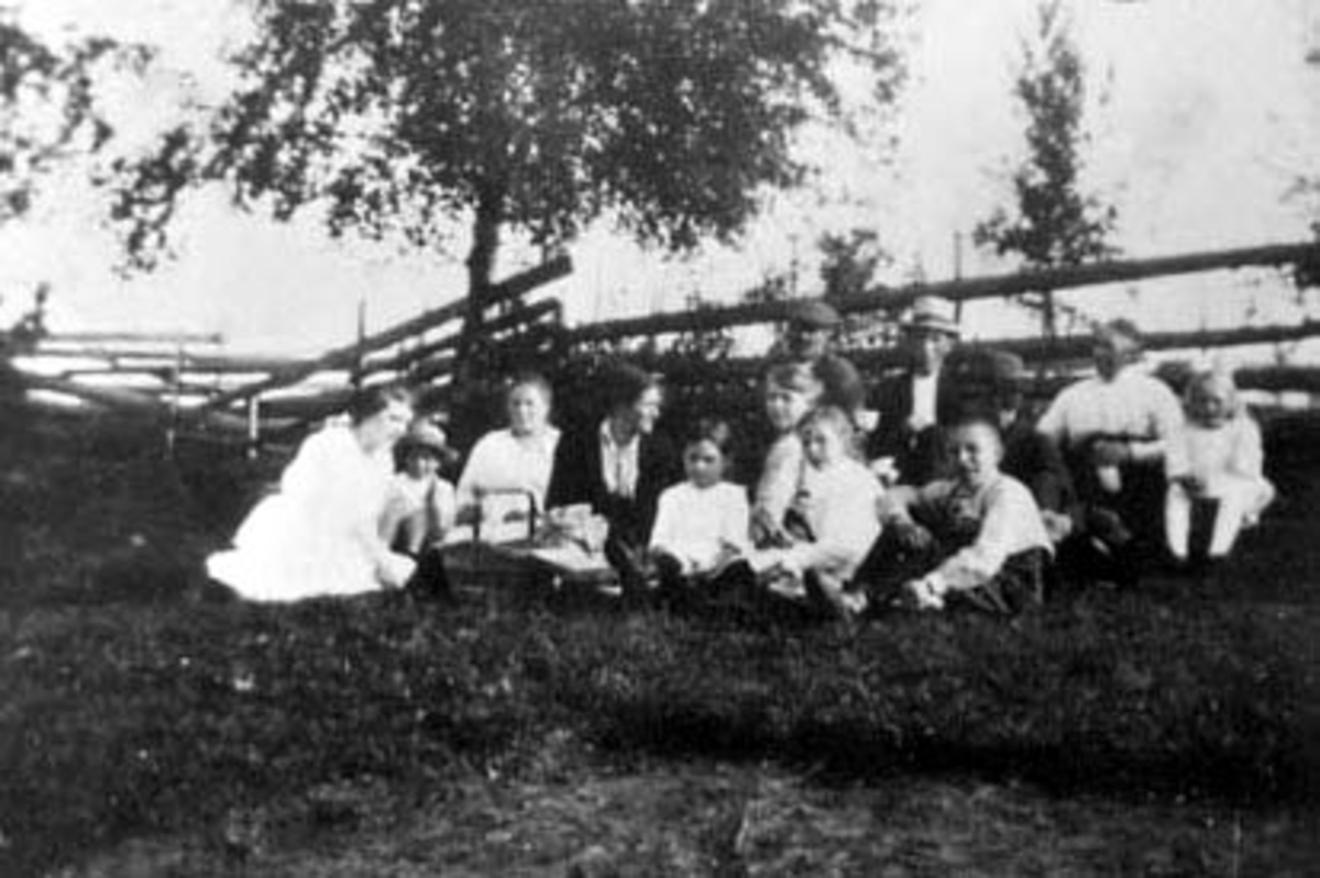 Anno Domkirkeodden, GRUPPE: 13 PÅ LANDTUR MED MATKURV, BAK FRA VENSTRE: JAKOB SOLHEIM, OLE EVENSEN, ROLF EVENSEN, KAREN EVENSEN. ESTER HEGGELUND, MARIE HALVORSEN, RAGNHILD, SOLHEIM, PETRA EVENSEN, ERIKA EVENSEN, MINDA PENTZEN, SIGNE BODEN, KÅRE GJETRANG.