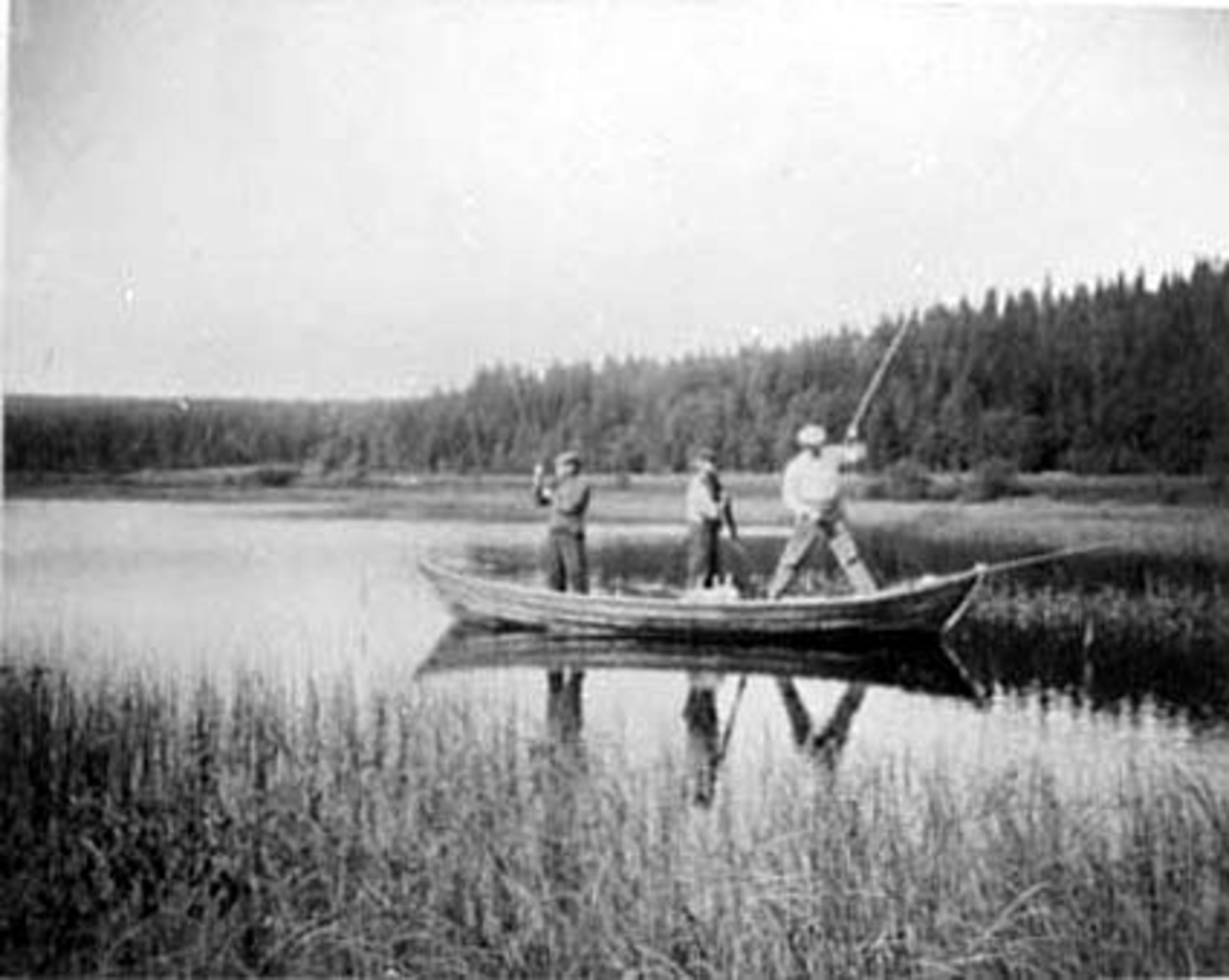 Anno Domkirkeodden, FISKETUR I ROBÅT, RASENSJØEN, I BÅTEN: KRISTIAN KNUDSEN RASEN, ? SIGVART KNUDSEN RASEN, ROMEDAL ALLMENNING