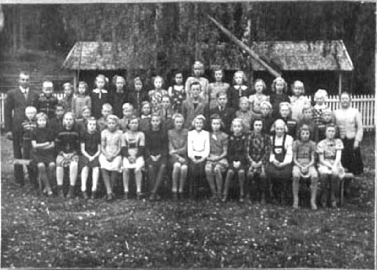 Anno Domkirkeodden, GRUPPE: 45 ELEVER LÆRERE, SKOLEKLASSER, FOSS SKOLE, VALLSET, LÆRER ASLUG HEKNEBY TIL HØYRE. , TIL VENSTRE: LÆRER FODNES