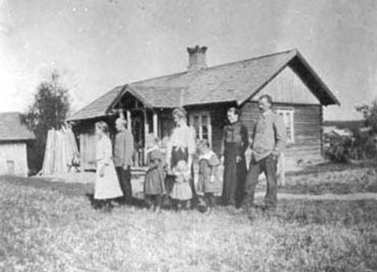 Anno Domkirkeodden, EKSTERIØR: HUSMANNSPLASS, NORDAL UNDER SANDE, GRUPPE: 8 FORAN, AGNES, MATHIAS, KAREN, MARIE M/DATTER MAGNA, OLGA, MARI MARTINSDATTER GAUSTADEIE, ANDERSEN BÆKKEVOLD, KRISTIAN AV HARASET.