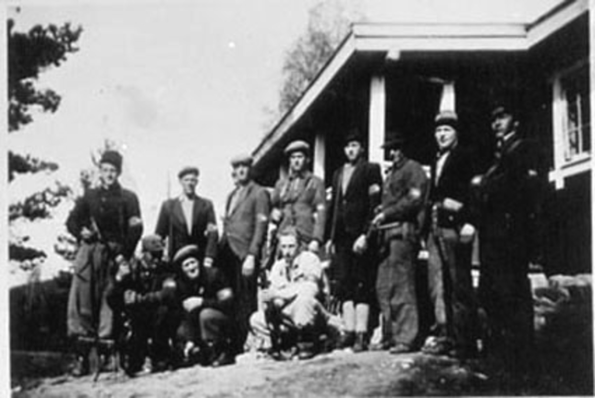 Anno Domkirkeodden, GRUPPE: 11, DEL AV MILORG. GUTTA, ESPA, VED HYTTA TIL KRISTIAN LUND, FRA VENSTRE: ARVID KJÆRNSTAD, MARTIN ØSTERHAGEN, IVAR BRODAL, OLA STØEN, PER STENSRUD, KRISTIAN LUND, LEDER: KRISTIAN KRISTIANSEN, BJARNE LIEN, STÅENDE FRA VENSTRE: JOHAN HESTNES, EDVART RAMSAAS, IVAR STØEN,