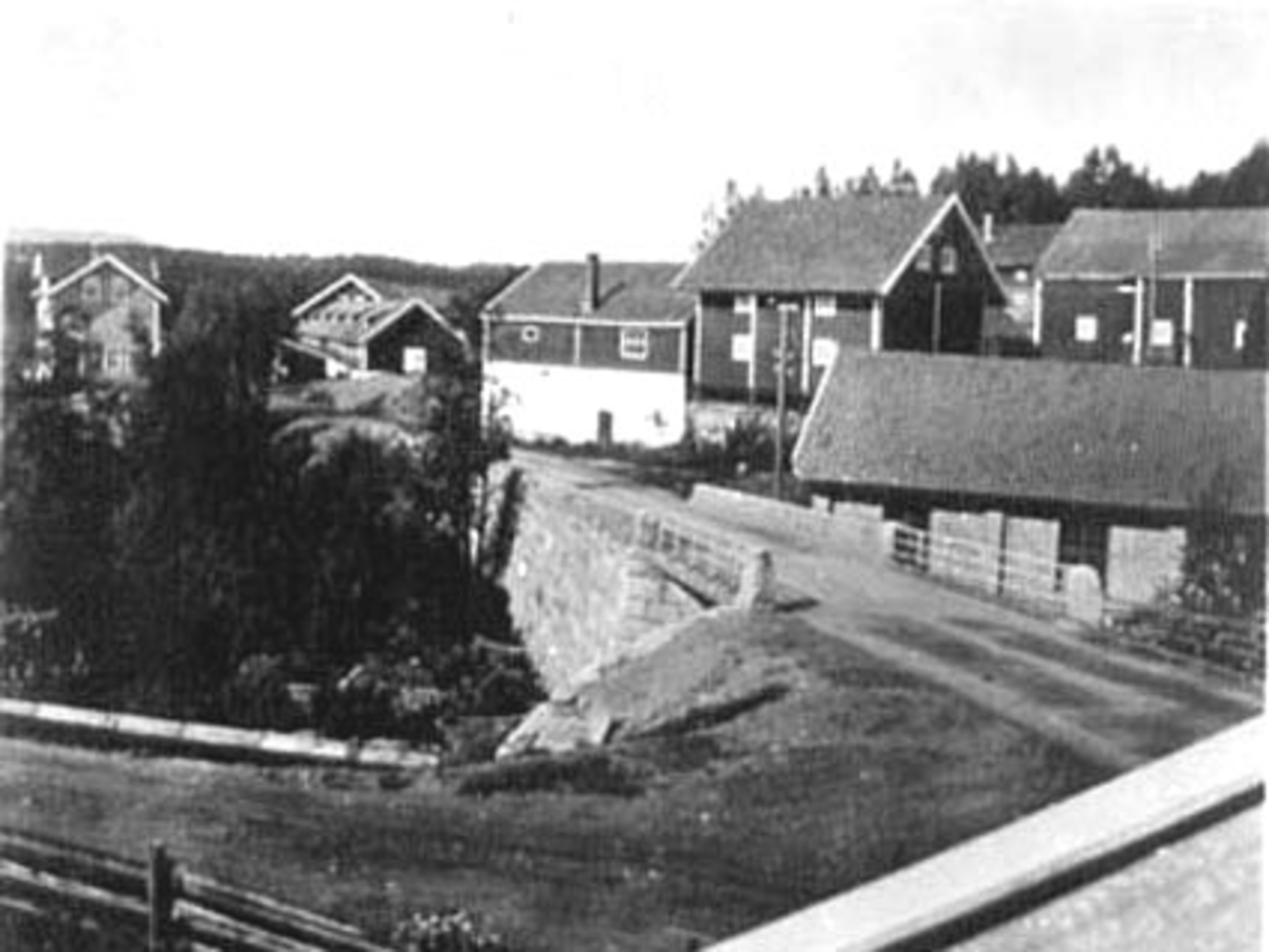 Anno Domkirkeodden, RIKSVEG 50, ANLEGGET EIDSVOLD GRENSE-NYSLE, NY BRU VED VIK, TANGEN: På bildert ser vi den nye brua ved Vik da riksveg 50 var ferdig i 1923. Lundby- butikken helt t. v og de øvrige husene tilhørte Vik gård. Flere opplysninger se boka "Handelssteder i Stange" skrevet av Jan Arne Berg, utgitt av Stang…