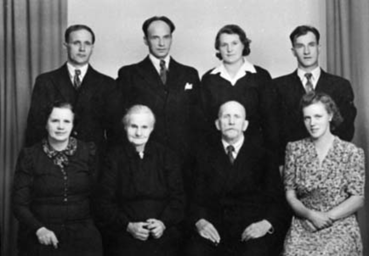 Anno Domkirkeodden, GRUPPE: 8, FAMILIEN MÆHLUM, FRA VENSTRE: OLIV, GINA, OLE PETTER, GERDA, , 2 RAD FRA VENSTRE: MAGNUS, OLAF, OLINE, SYVER, MÆLUM SØNDRE, VALLSET I STANGE.