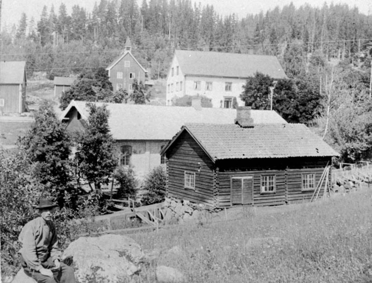Anno Domkirkeodden, EKSTERIØR: GARDSBRUK, VIK GÅRD, MANN I FORGRUNNEN: PER BORTOVER, TANGEN,