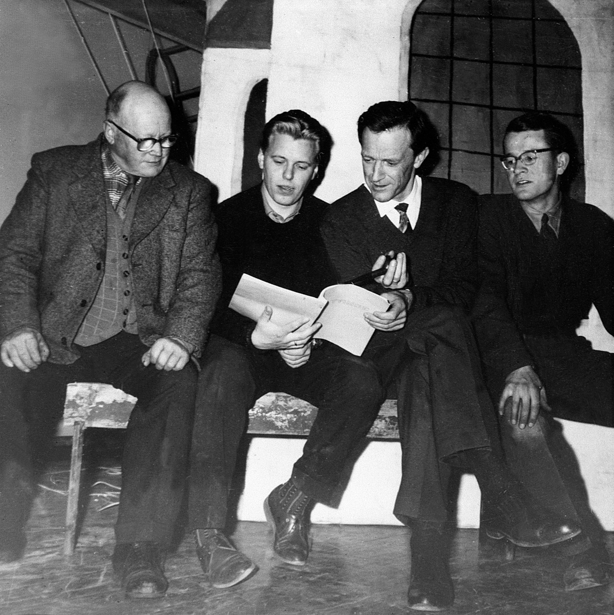 Anno Domkirkeodden, TEATERFORESTILLIMG, STANGE KOMMUNALE REALSKOLE, SKUESPILL:"STANGE DITT NAVN STÅR I SAGAEN SKREVET", GRUPPE: 4 MENN FRA VENSTRE:KNUT P. REKSTAD, EGIL M. KRISTIANSEN, TORBJØRN EKERN, MIKKEL VEFLINGSTAD,