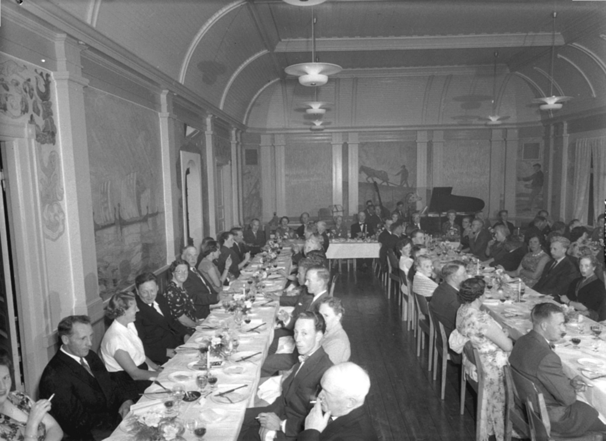 Anno Domkirkeodden, INTERIØR: TINGVOLD, , STANGE MEIERI, FEST, FOLK, DEKKET LANGBORD, SAL, VEGGMALERIER