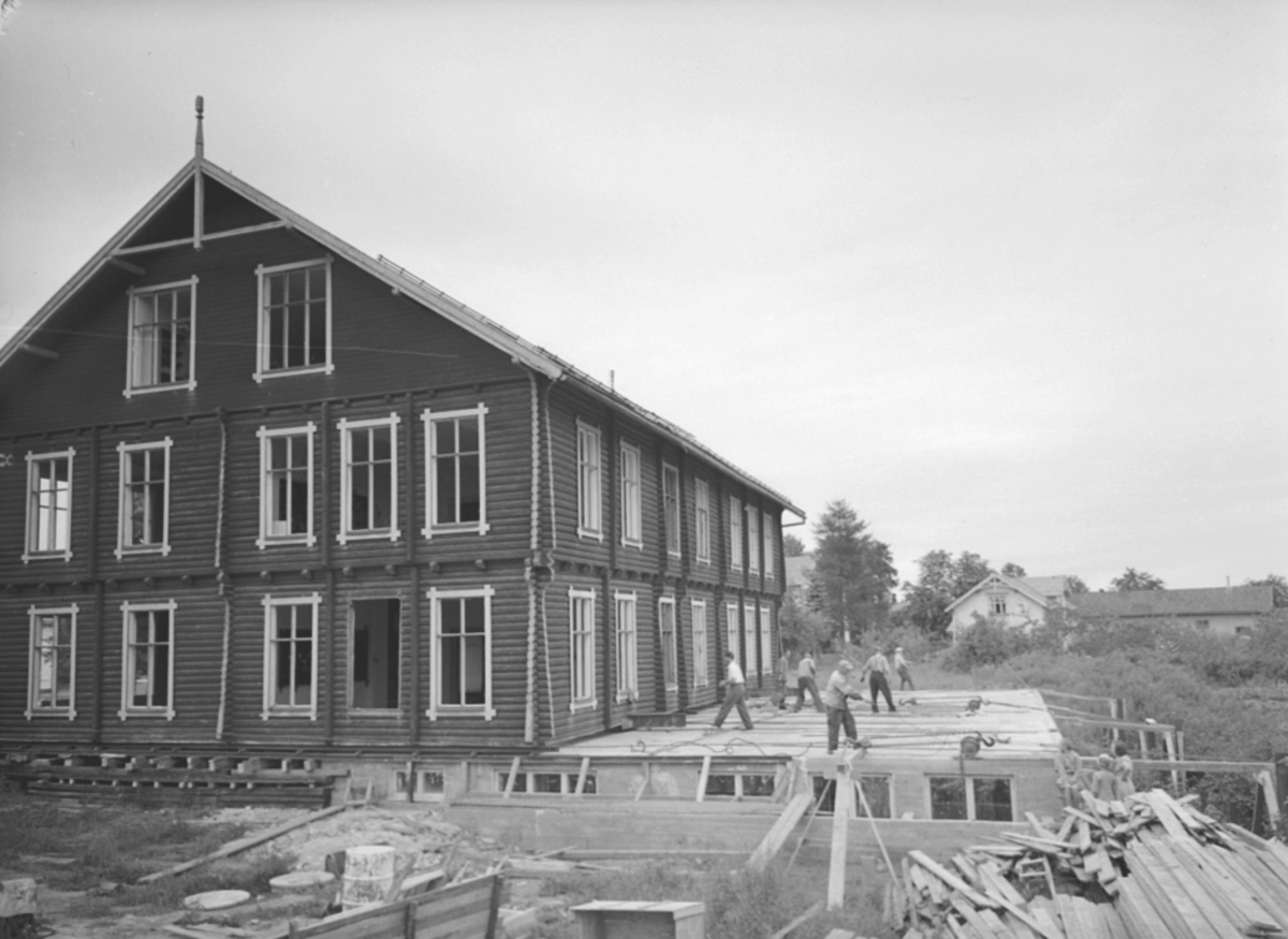 Anno Domkirkeodden, EKSTERIØR: GAMLE STANGE SKOLE, UNDER FLYTTING
