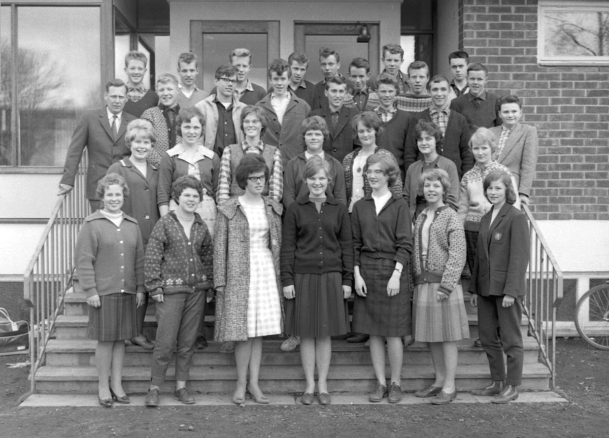Anno Domkirkeodden, GRUPPE: SKOLEELEVER, KLASSE, STANGE KOMMUNALE REALSKOLE, 31 ELEVER, , LÆRER KNUT VASAASEN. Klasse 2 D 1962. Ukjente.