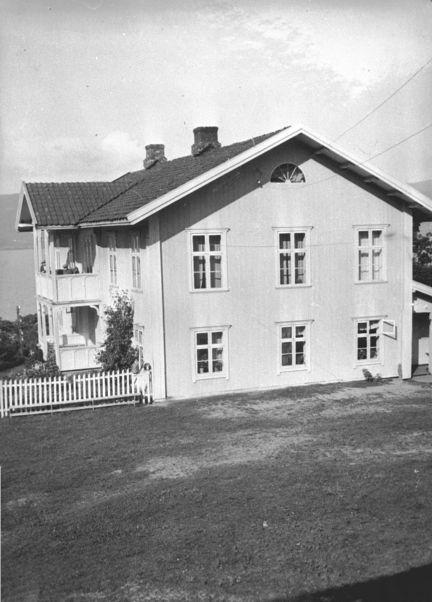 Anno Domkirkeodden, EKSTERIØR: HOVEDBYGNING MOSTUE NEDRE,