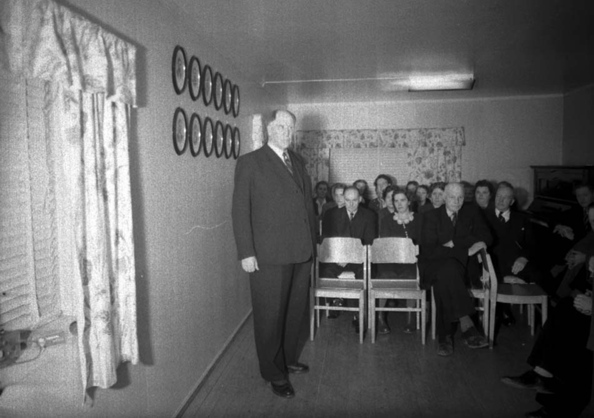 Anno Domkirkeodden, TANGEN MANNSKOR AVSLØRER BILLEDGALLERI STÅENDE: AN. O. RØE LÆRER, KIRKESANGER, KLOKKER, GUTTEMUSIKKLEDER, KORLEDER