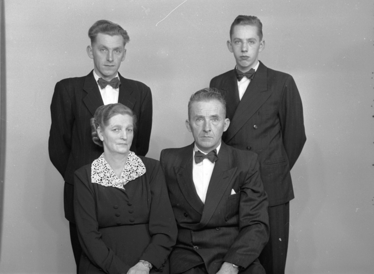 Anno Domkirkeodden, GRUPPE: 4 VOKSNE, BARNA TIL MARTIN HÅKONSEN OG FRUE, LINDBO,
