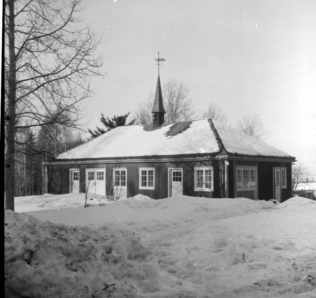 Anno Domkirkeodden, EKSTERIØR: STANGE SYKEHUS MED TÅRN, BÅREHUS