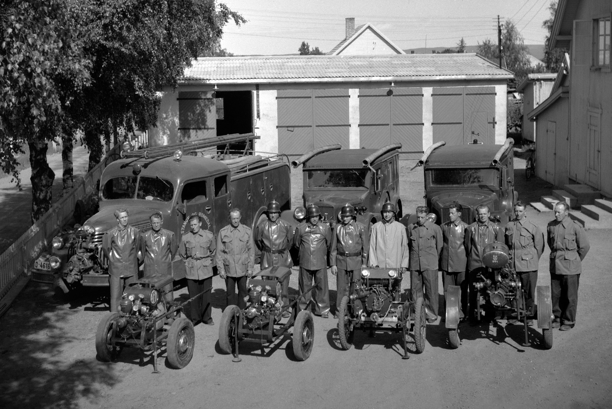 Anno Domkirkeodden, STANGE BRANNVESEN, BRANNØVELSE, BRANNMENN I UNIFORM, SOLE KOMMUNEHUS, BRANNBILER BAK TIL HØYRE: 2 STK. HORCH, EX-TYSK KRIGSMODELL, DEN ENE PÅ REG. NR. D-4665
