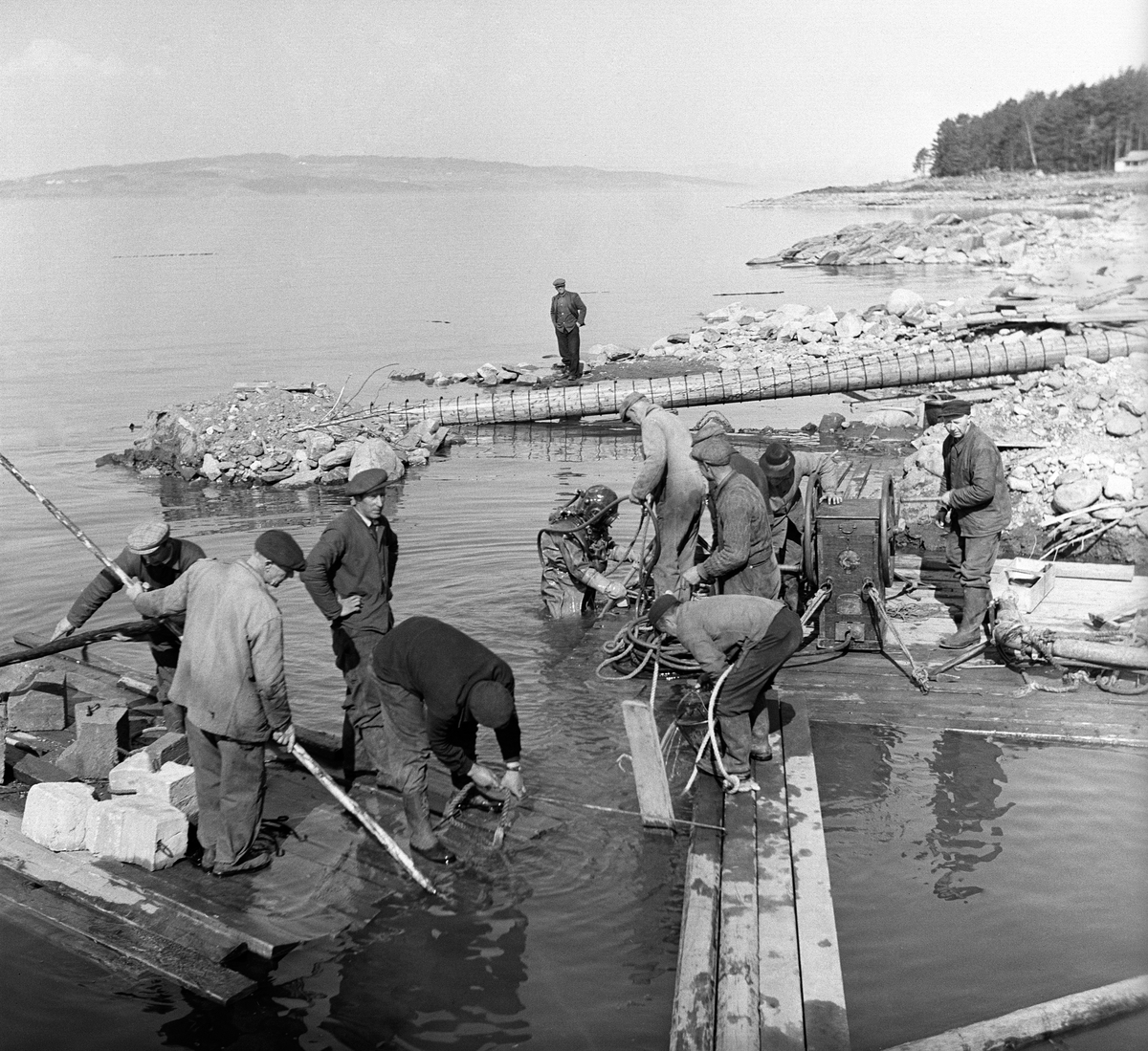 Anno Domkirkeodden, STANGE KOMMUNE, VANNVERKET, RØRLEGGING, ARBEIDERE VED MJØSKANTEN, DYKKER FRA OSLO, ARBEIDSGJENG, FRANGSTUA, LEGGING AV TUBUSLEDNING, INNTAKS ELLER SUGELEDNING. H. SØRLI, JOHAN KASPERSEN, O. ENGER, SEGELSTAD, A, JENSEN, HANS TROND, JOHANSEN, HAUGUM OG DYKKERENESE ÅRBOKA GAMMALT FRÅ STANGE OG ROMEDAL…