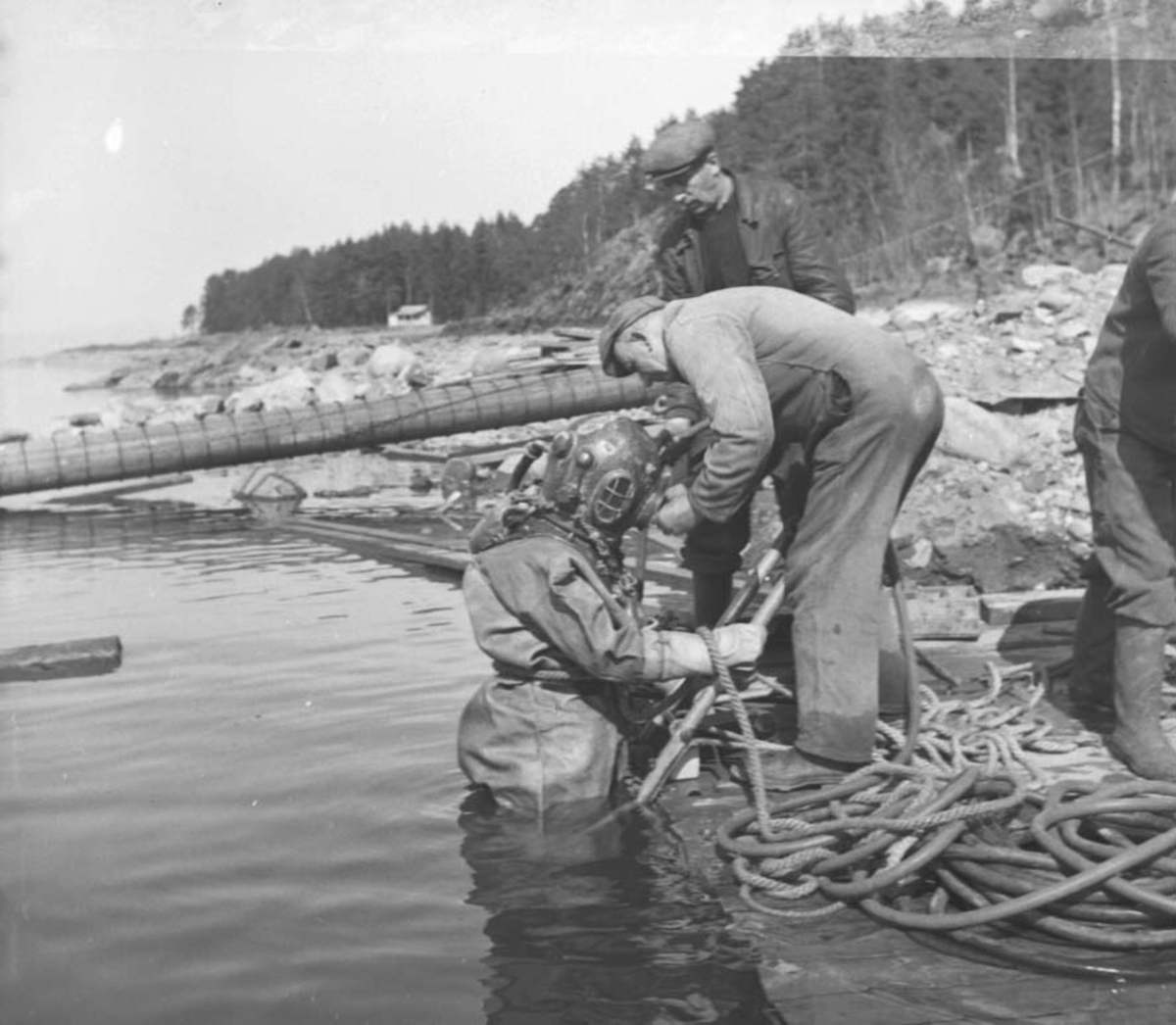 Anno Domkirkeodden, STANGE KOMMUNE, VANNVERKET, DYKKER, VED MJØSKANTEN, FRANGSTUA, FRANGSTØENSE ÅRBOKA GAMMALT FRÅ STANGE OG ROMEDAL 2006 S. 172