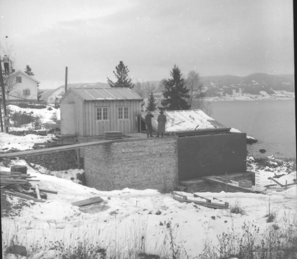 Anno Domkirkeodden, STANGE KOMMUNE, VANNVERKET, PUMPESTASJON, EKSTERIØR: FRANGSTUA, FRANGSTØEN, VINTER