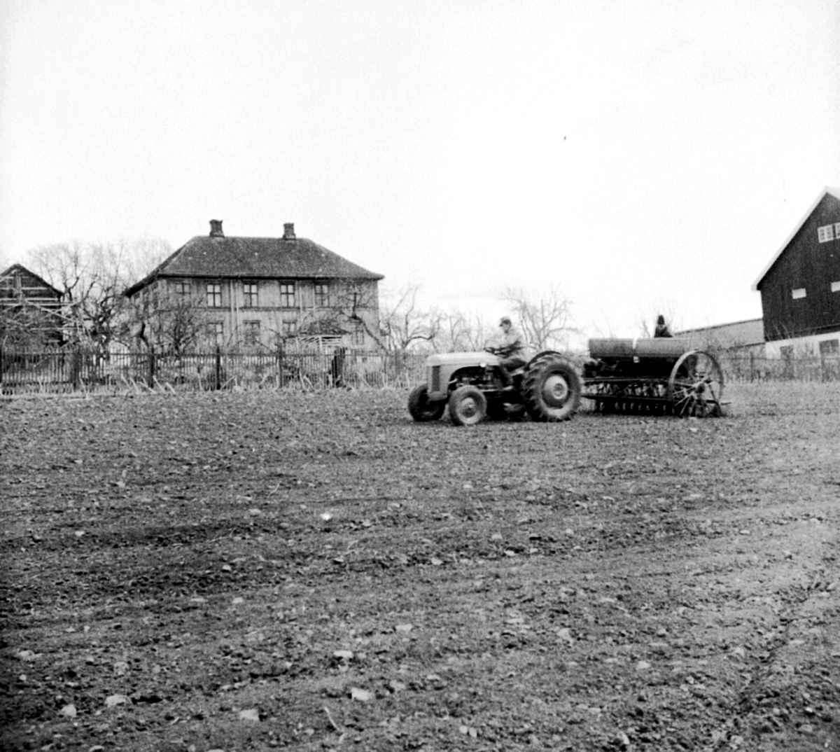 Anno Domkirkeodden, TRAKTOR MED SÅMASKIN, STANGE KIRKE,