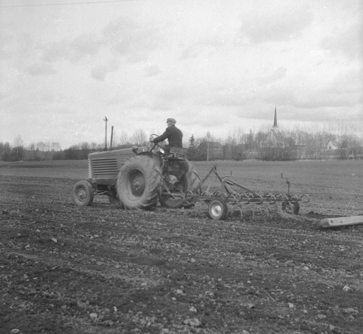Anno Domkirkeodden, TRAKTOR MED HARV, KJENNSTAD GÅRD,