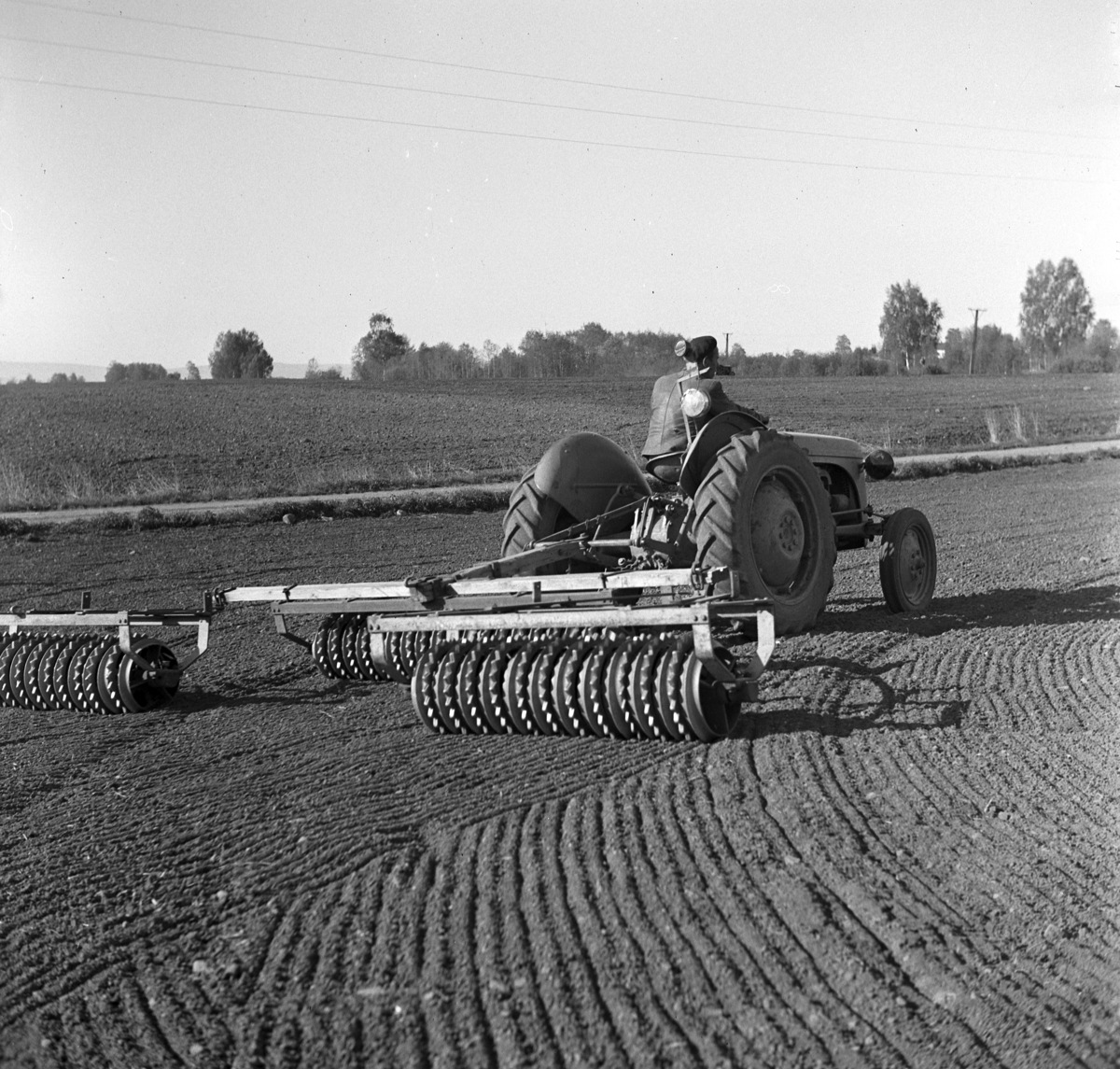 Anno Domkirkeodden, TRAKTOR MED TROMMEL, KJENNSTAD GÅRD