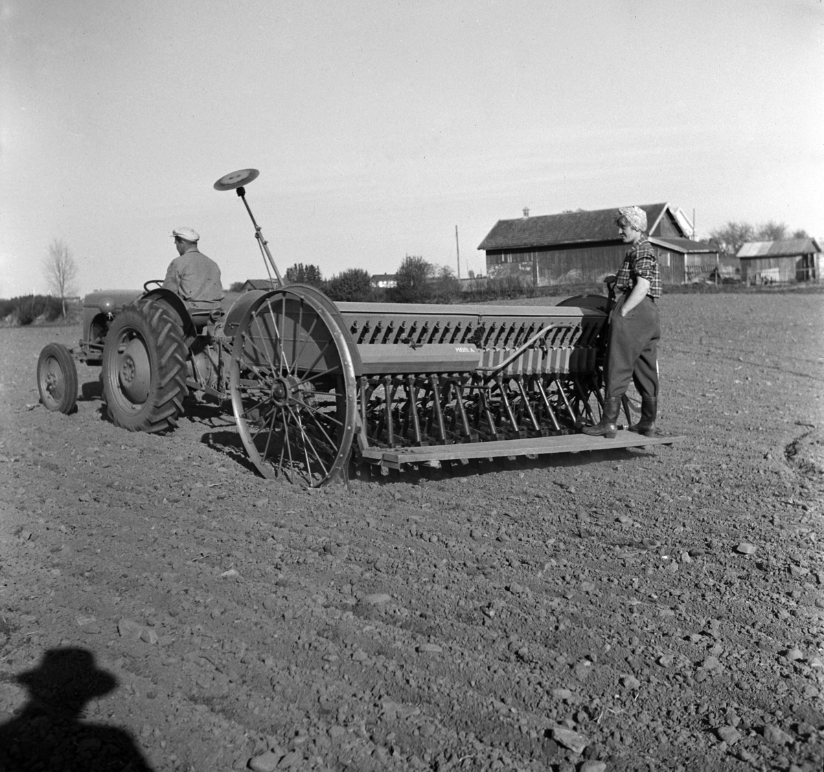 Anno Domkirkeodden, TRAKTOR MED SÅMASKIN, FOKHOL GÅRD,