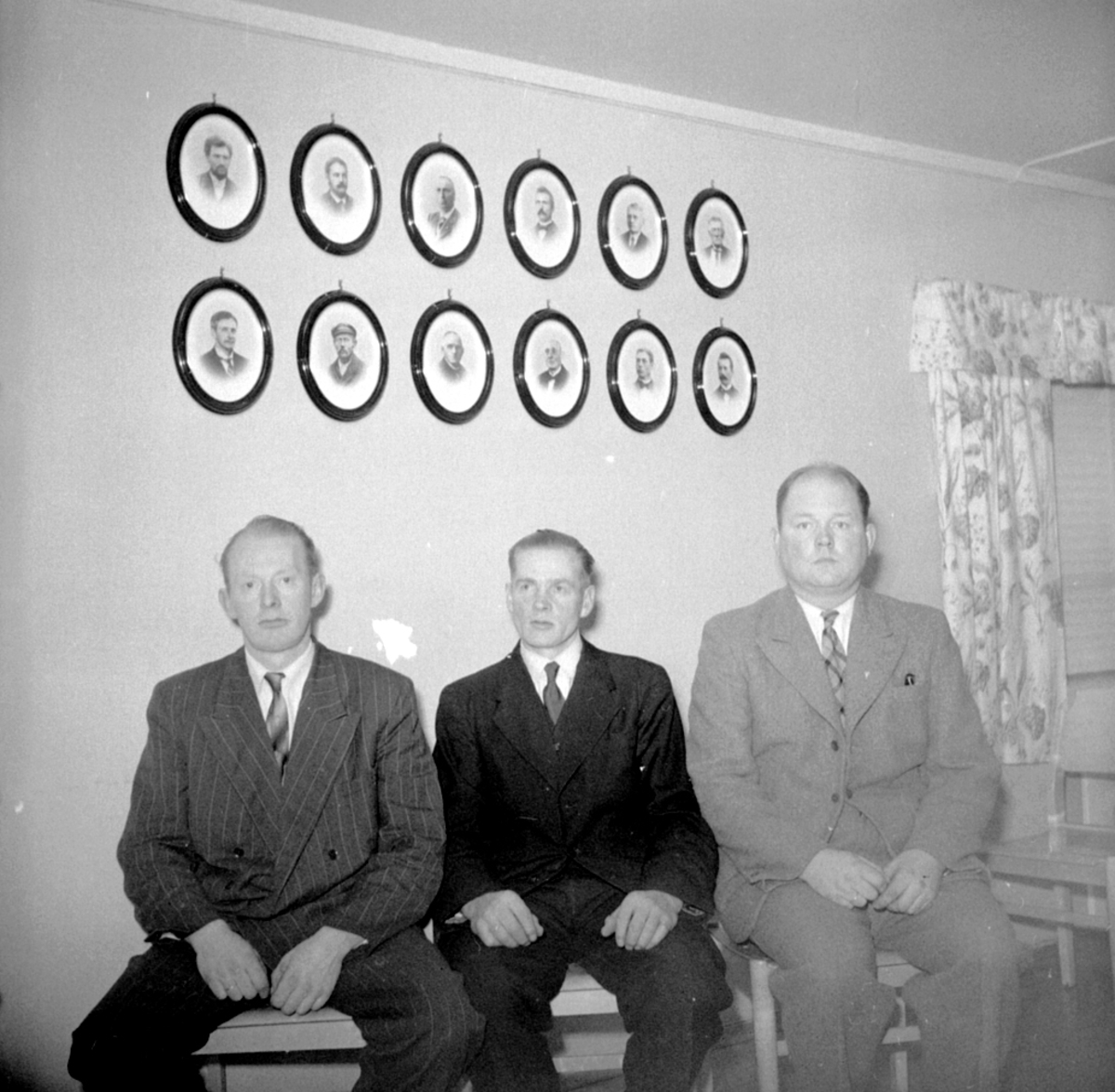 Anno Domkirkeodden, TANGEN MANNSKOR "AVSLØRER" PORTRETTGALLERI, TANGEN, GRUPPE: 3 MENN. De tre kormedlemmene som her var med på "avsløringen" av galleriet er f.v Ottar Olsen, Arne O Lien og Anders Sletvold.