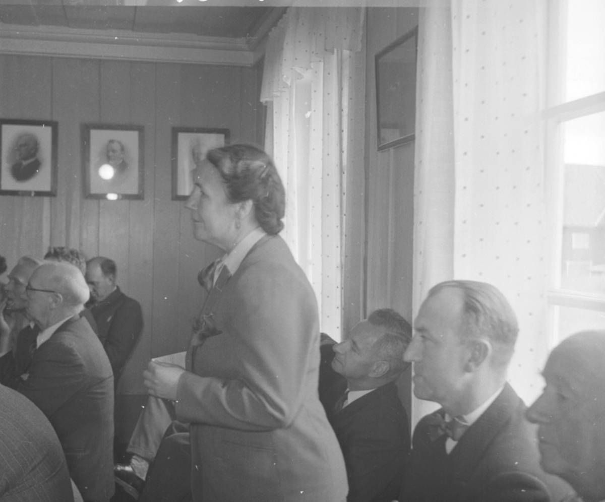 Anno Domkirkeodden, STOR GRUPPE MENN, 1 DAME, STANGE HERREDSTYRE, MØTEVIRKSOMHET, FOKHOL