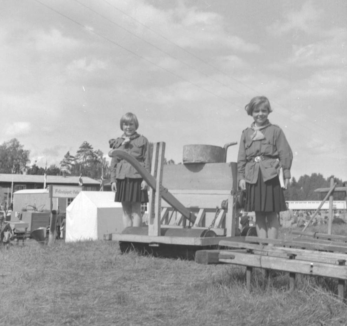 Anno Domkirkeodden, STANGEUTSTILLING, 2 SPEIDERPIKER, JORDBRUKSREDSKAP, UTSTILLINGSPLASSEN, HAMAR