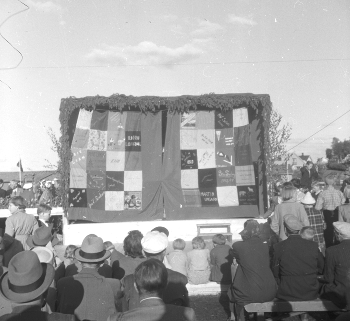 Anno Domkirkeodden, STANGEUTSTILLING, MYE FOLK, SCENE, SCENETEPPE, UTSTILLINGSPLASSEN, HAMAR