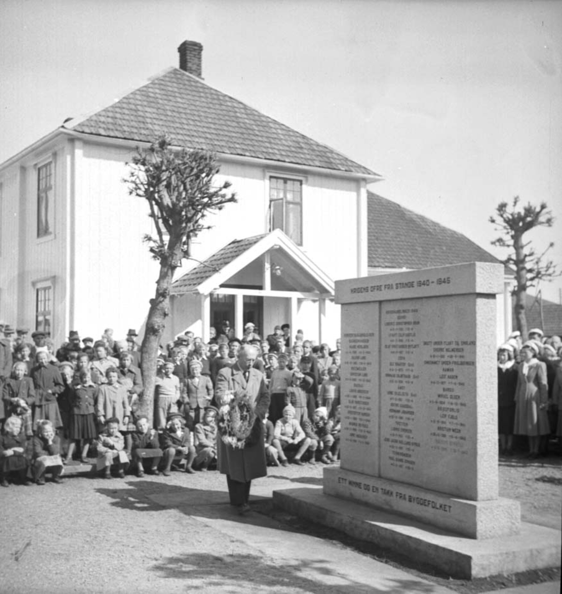 Anno Domkirkeodden, 17 MAI, MANN LEGGER NED KRANS VED BAUTA FOR KRIGENS OFRE, SENERE FLYTTET TIL SOLE. BEDEHUSET I BAKGR. SE ÅRBOKA 2006 S. 142. Sogneprest, senere prost Sigvald Krohn legger ned krans ved minnebautaen over krigens ofre 8. mai 1953.