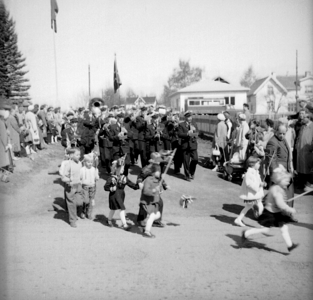 Anno Domkirkeodden, 17 MAI, BARNETOG, FLAGG, MUSIKKORPS,