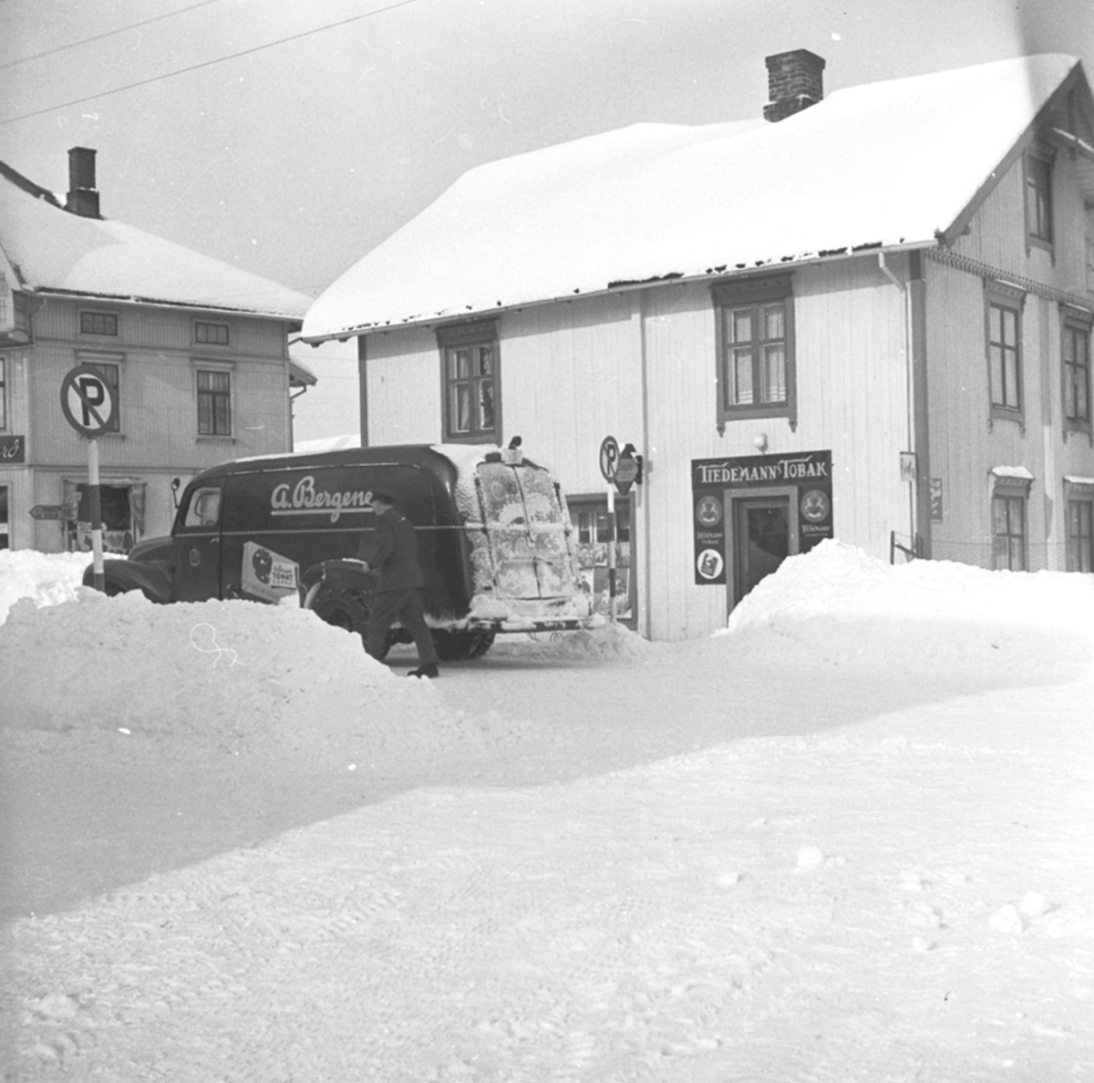 Anno Domkirkeodden, EKSTERIØR: HAMMER GÅRDEN, VAREBIL, VINTER
