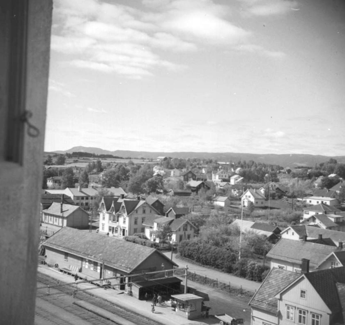 Anno Domkirkeodden, OVERSIKT STANGEBYEN, FRA SILOTÅRNET MOT SYD, JERNBANENS GODSHUS, STANGE STASJON, JERNBANEGATA, SØNDRE STANGEBYEN