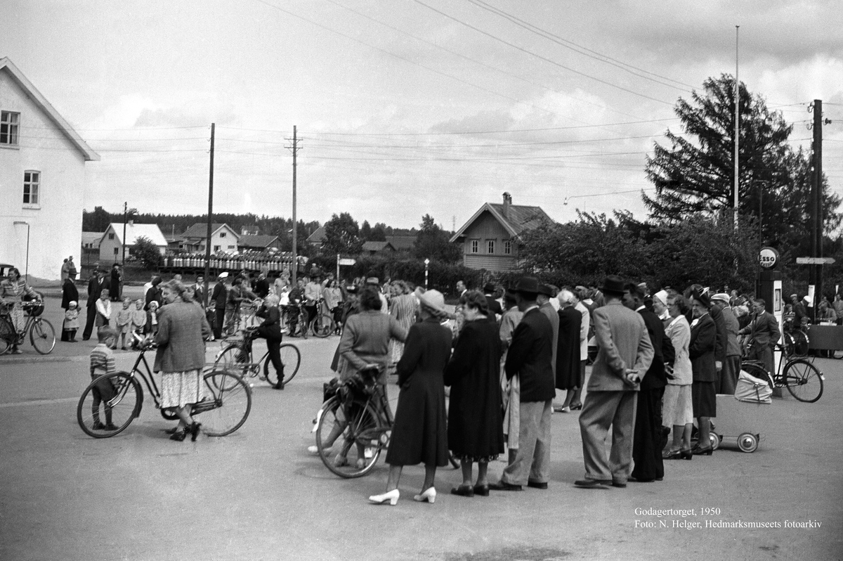 Anno Domkirkeodden, MEIERITORGET/GODAGERTORGET, MYE FOLK, SYKKEL,