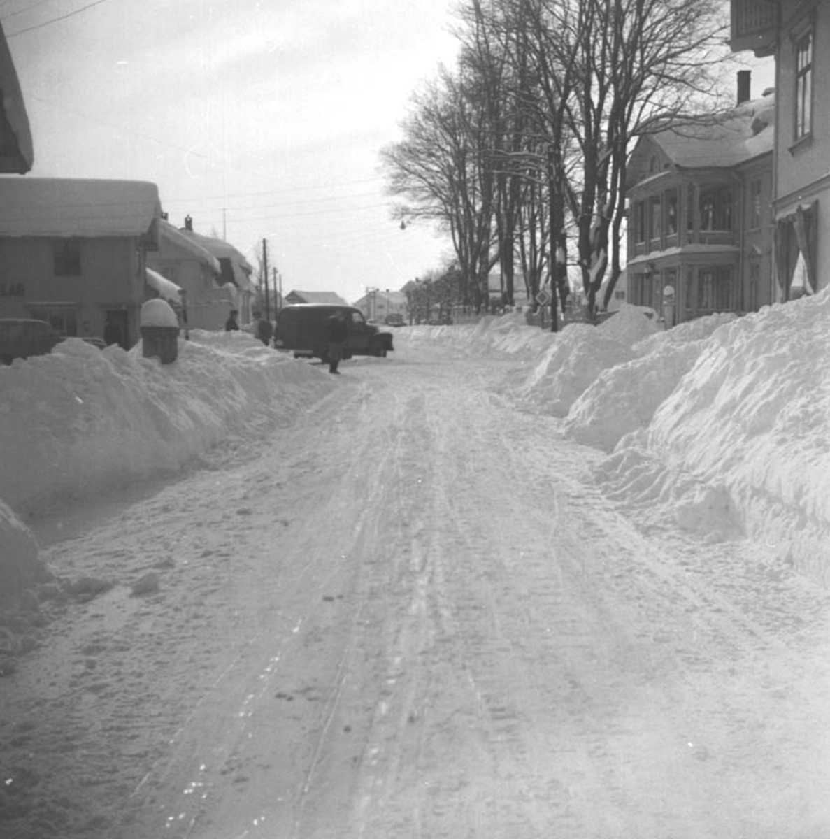 Anno Domkirkeodden, OVERSIKT RIKSVEG 222, HØYE BRØYTEKANTER, VAREBIL, VINTER
