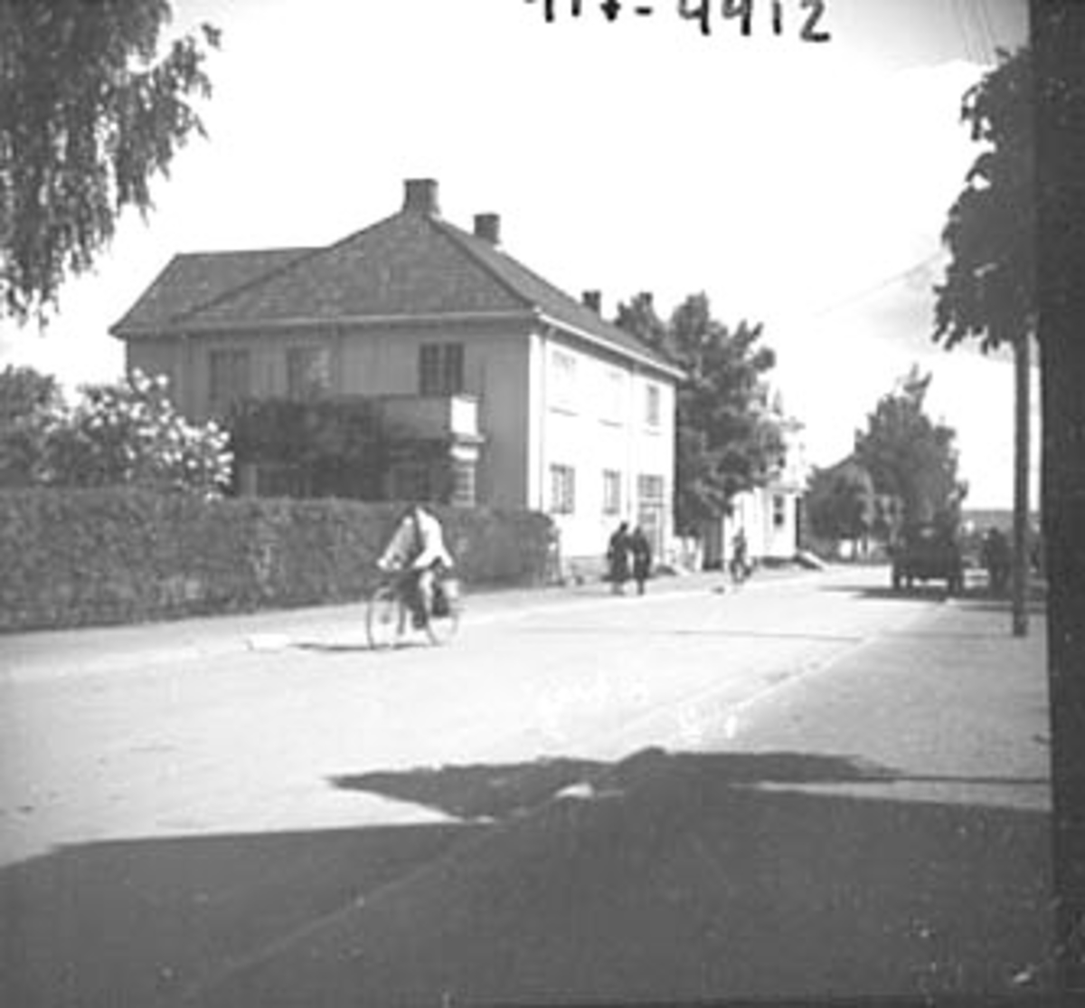Anno Domkirkeodden, OVERSIKT STANGEBYEN, STORGATA. , SOLBRÅ, SYKKLISTER, FOLK, LASTEBIL,