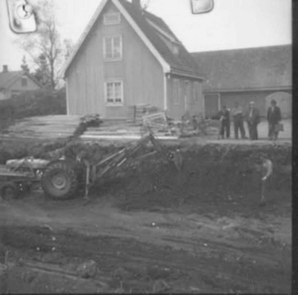 Anno Domkirkeodden, UTGRAVING AV TOMTA TIL STANGE SPAREBANK, GRAVEMASKIN, FOLK ARBEIDER,